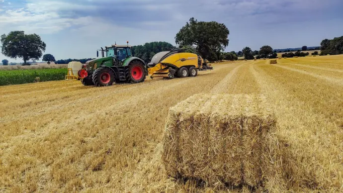 Pressage de paille et foin