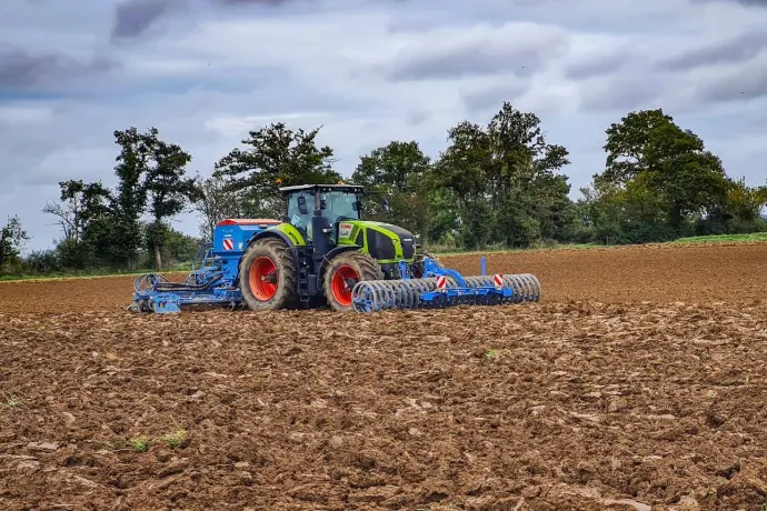 Combiné herse rotative et semoir à céréales