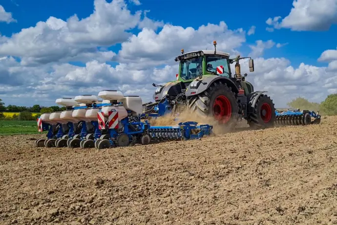 Combiné herse rotative et semoir monograine