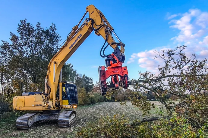 Sécateur forestier sur pelle à chenilles
