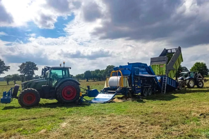 Pressage et enrubannage de maïs