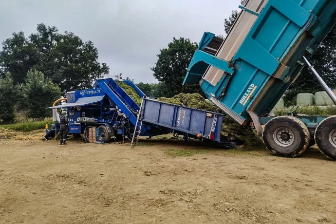 Pressage et enrubannage d'herbe